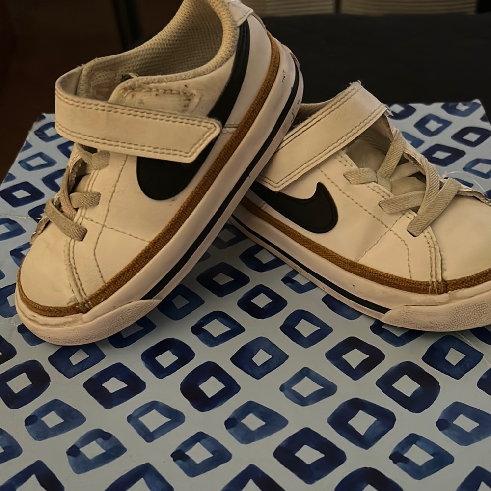 Nike Borough shoes. Slightly use but I’m good condition